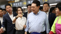 휴가 중 이틀 연속 부산 찾은 김 여사…시장 이어 박물관 방문