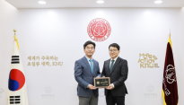 경북대, 최성욱 원장에 발전기금 감사패 전달